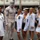 Illustration for article titled emPrometheus/em cosplay! Behold the Engineer’s milky white abs in the flesh!